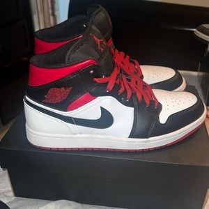 Jordan 1 mid. Mens size 8.5